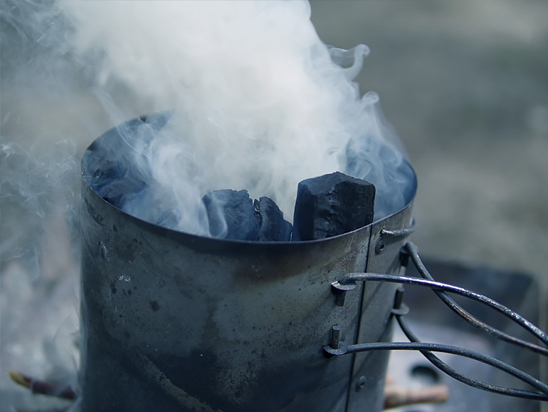 火起こし器や着火剤を有効に使って、バーベキューや調理に必要な炭の火起こしを簡単に