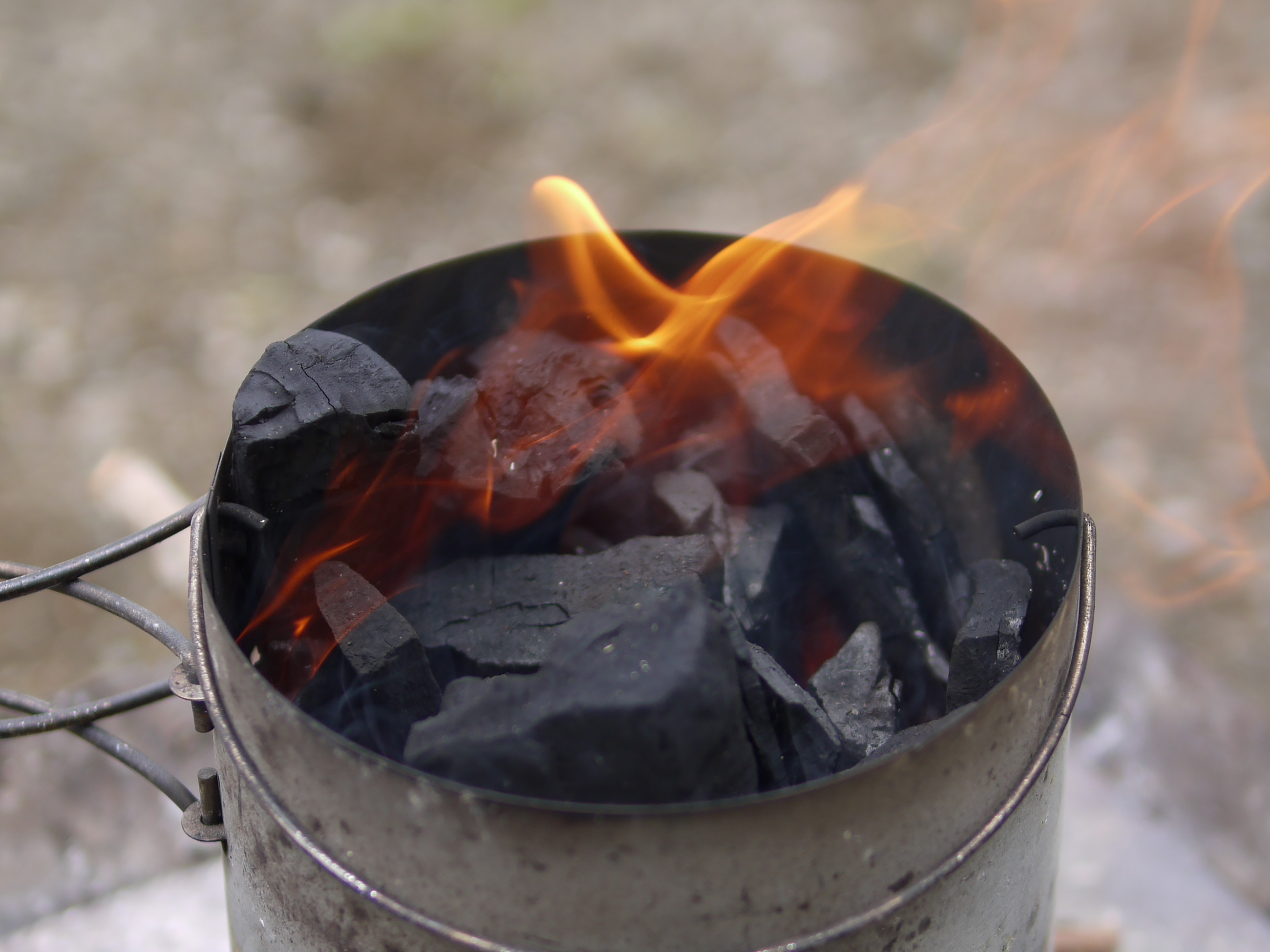 火起こし器や着火剤を有効に使って バーベキューや調理に必要な炭の火起こしを簡単に キャンプは楽しい